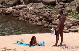 Novinha na praia nudismo